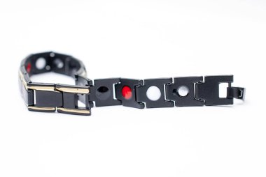 Beyaz zemin üzerinde neodimiyum manyetik bilezik, sığ dof