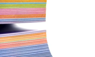 Colorgul kitap sayfası beyaz üzerine sığ nokta