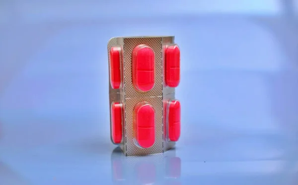 Píldoras en un fondo gris, tema de salud — Foto de Stock