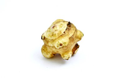 Çiğ organik Kudüs enginarı, Helianthus tüberosus, beyaz sebze