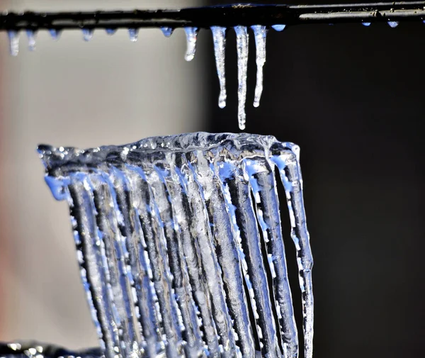 Afbeelding van ijspegels smelten op een zonnige dag — Stockfoto