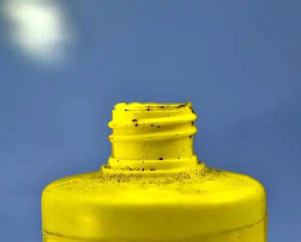 Botella química amarilla sucia, concepto de contaminación — Foto de Stock