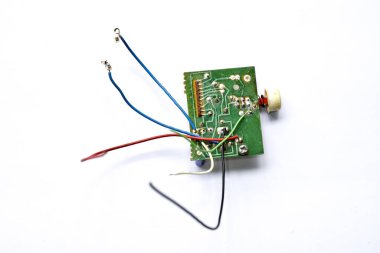 Beyaz üzerine küçük vintage devre kartı.