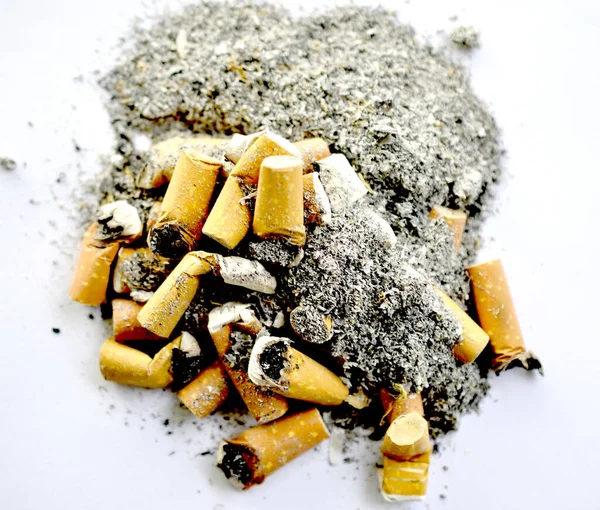 Zigarettenstummel Auf Weißem Hintergrund Konzept Der Schlechten Angewohnheit — Stockfoto