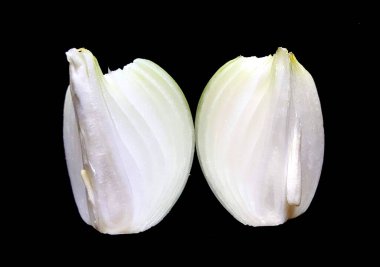 Siyah bir bakgrpound 'a izole edilmiş soğan dilimleri.