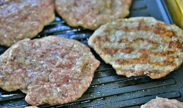 Hambúrgueres em uma grelha, conceito de fast food , — Fotografia de Stock