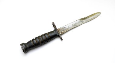Sarı arka plandaki eski süngü izole edilmiş.
