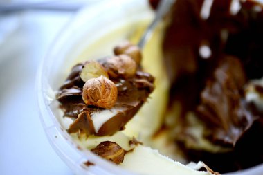 Fındık ve çikolata kremalı kaşık.