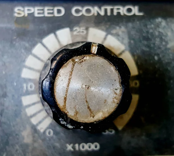 旧的迪里和尘土飞扬的电气设备图像控制面板上的按钮 — 图库照片