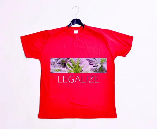 Bild Der Cannabispflanze Und Text Auf Rotem Shirt Legalisieren — Stockfoto