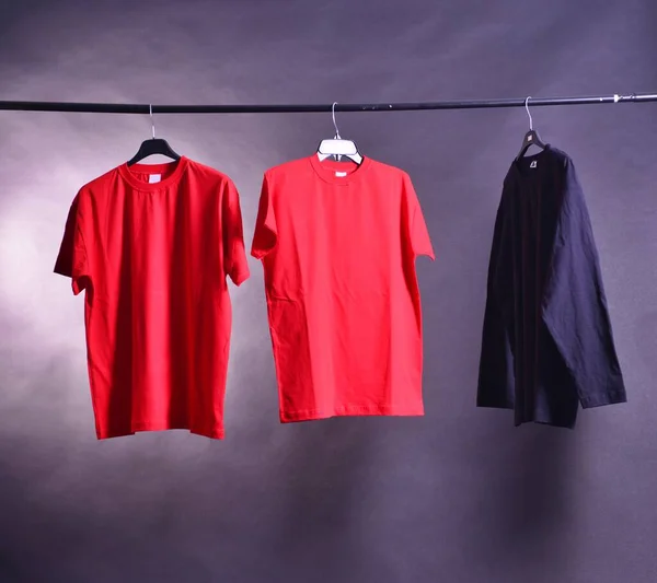 Shirts Suspendus Rouges Bleus Sur Fond Sombre — Photo
