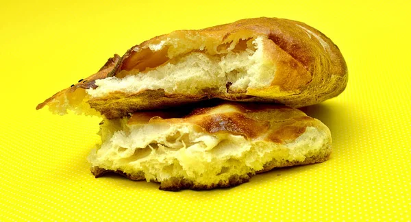黄色の背景に隔離された新鮮なパン — ストック写真