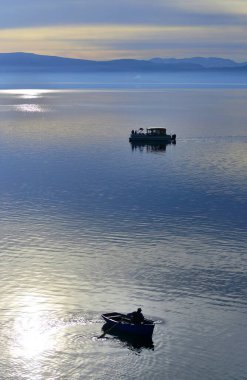 Massachusetts 'te bir gölde tekne.