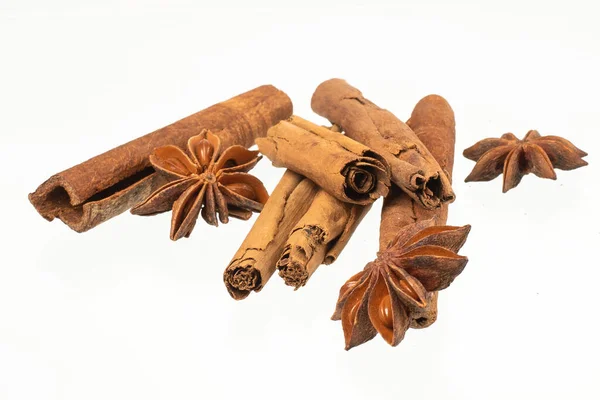 Beyaz bir zemin üzerinde sıcak şarap için baharat seti