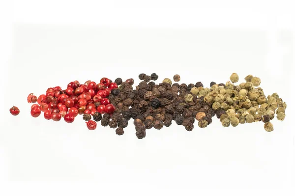 Siyah, beyaz ve kırmızı biberli bezelyeler beyaz arkaplanda