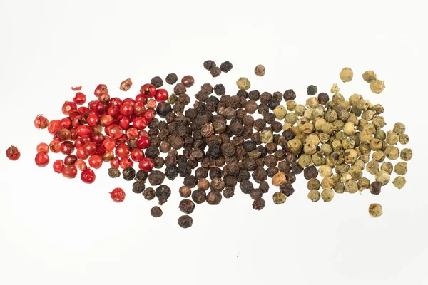 Siyah, beyaz ve kırmızı biberli bezelyeler beyaz arkaplanda