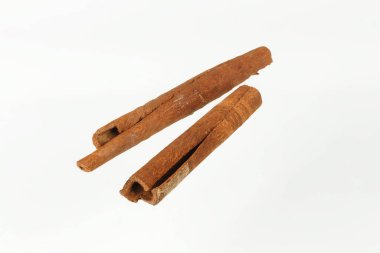 Beyaz arka planda Çin tarçını