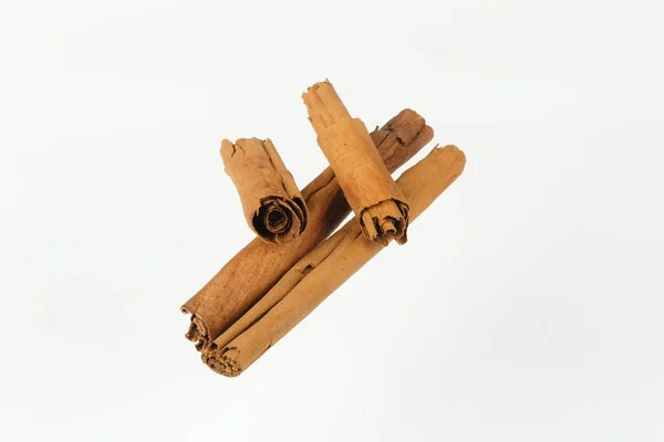 Beyaz arkaplanda gerçek tarçın