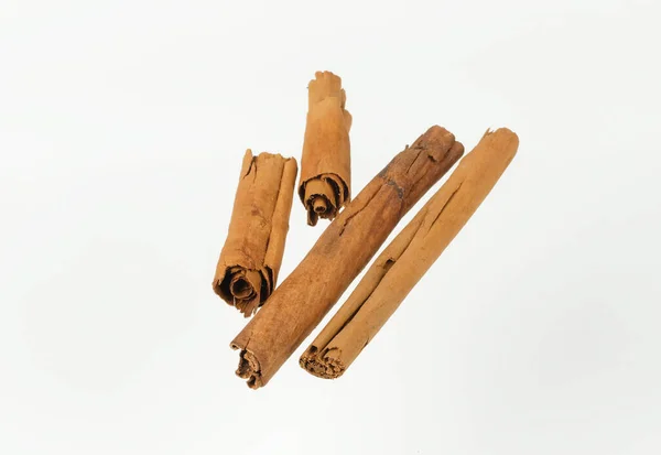 Beyaz arkaplanda gerçek tarçın