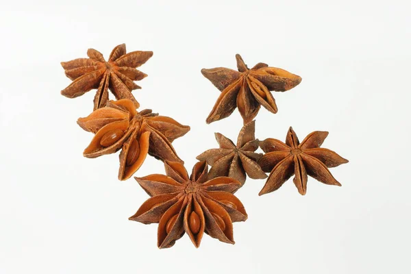 Beyaz arkaplanda bir demet yıldız anason