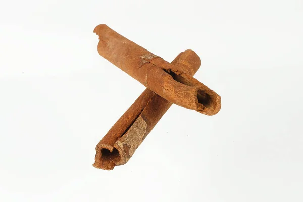 Beyaz arka planda Çin tarçını
