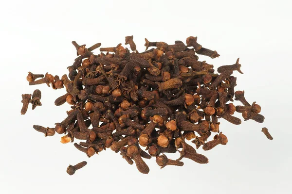 Beyaz arkaplanda güzel kokulu karanfil