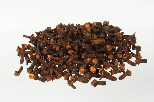 Beyaz arkaplanda baharat karanfilleri