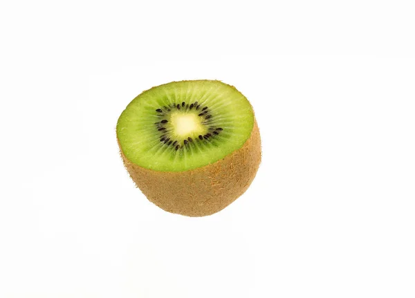 Beyaz arkaplanda yarım kivi