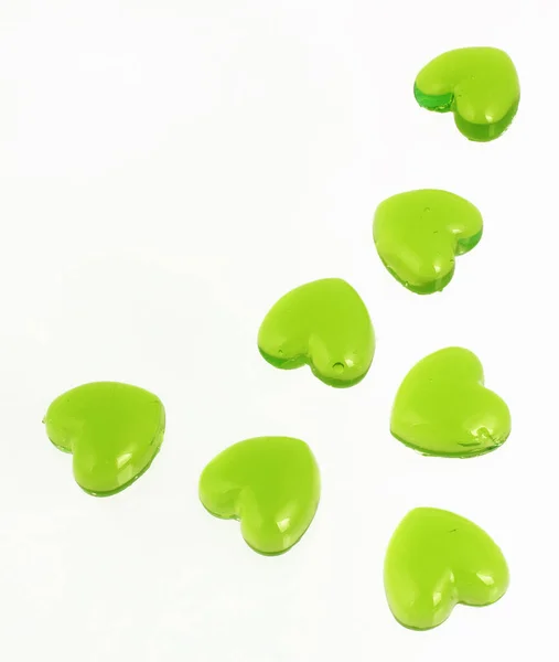 Beyaz arka planda yeşil jelatin kalpler