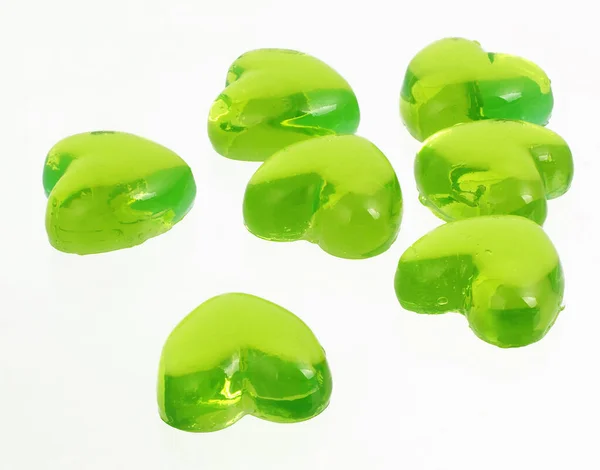 Beyaz arka planda yeşil jelatin kalpler
