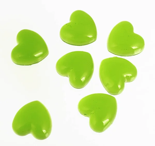 Beyaz arka planda yeşil jelatin kalpler