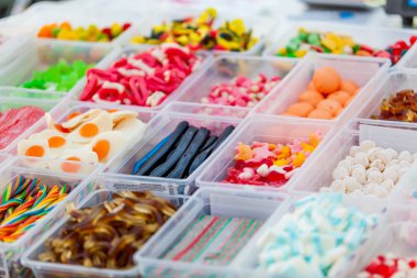 Bir pazarda çeşitli şeker. renkli şekerler ve reçel 