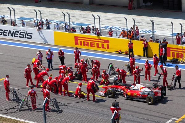 SOCHI, RUSSIE - 31 JUILLET 2016 : Arrêt au stand de la Formule 1 à Fer — Photo