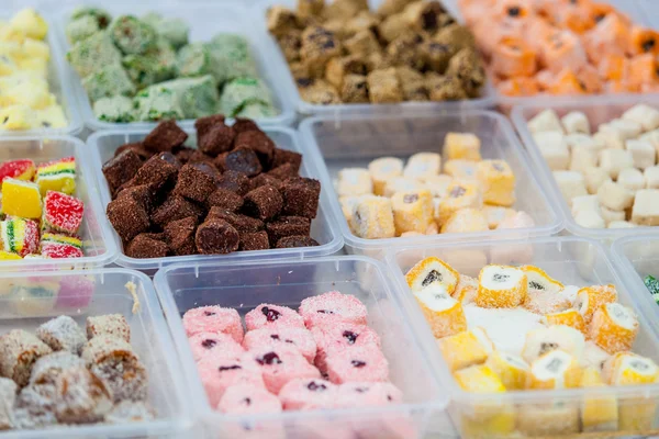 Doces variados num mercado. doces coloridos e geléias — Fotografia de Stock