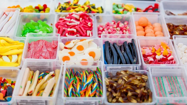 Dolciumi assortiti in un mercato. caramelle colorate e gelatine — Foto Stock