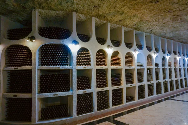 CRICOVA, MOLDOVA - JANUARY 03: underground wine cellar with coll — Stock Photo, Image