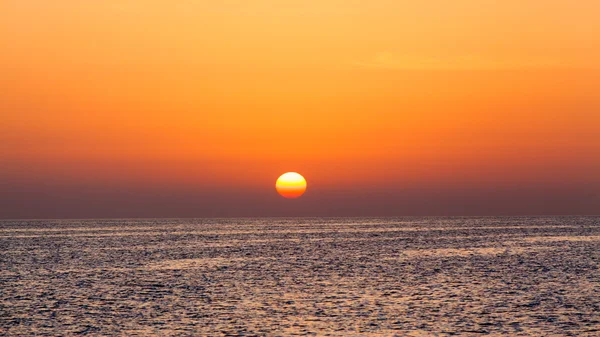 Belo pôr do sol acima do mar. Pôr do sol colorido sobre o surf de água — Fotografia de Stock