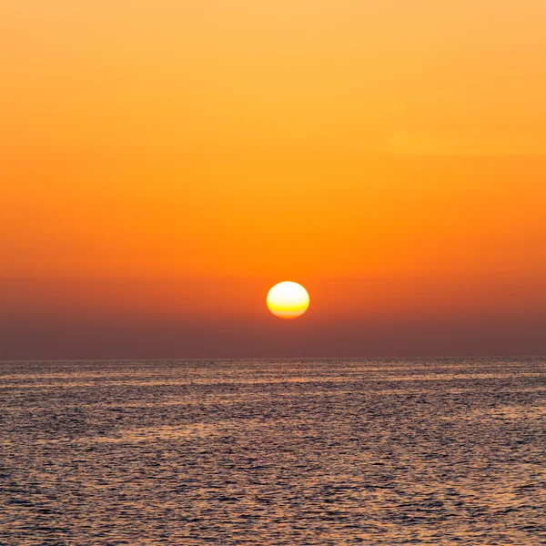 Belo pôr do sol acima do mar. Pôr do sol colorido sobre o surf de água — Fotografia de Stock