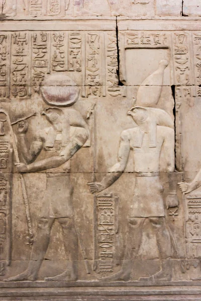 Иероглифические надписи на внешних стенах египетского храма — стоковое фото