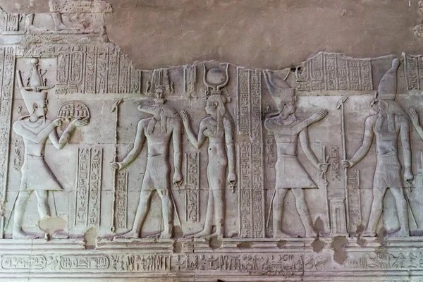 Esculturas hieroglíficas nas paredes exteriores do templo egípcio — Fotografia de Stock