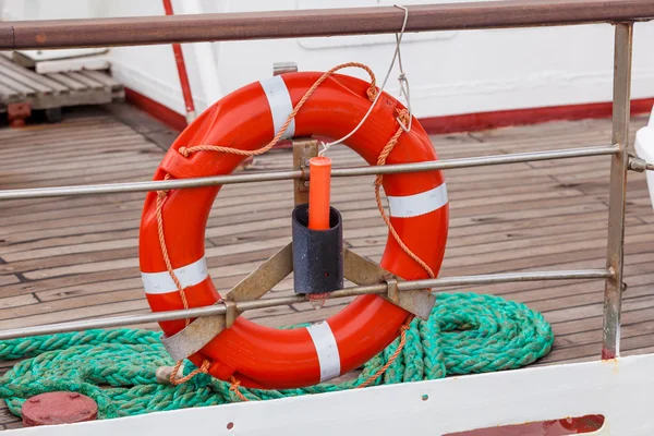 Mentőgyűrűt yacht oldalán — Stock Fotó