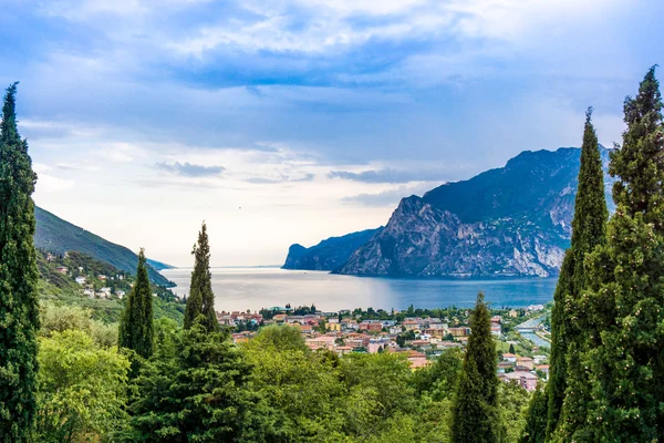 Uitzicht op Riva Del Garda en het Gardameer, Lombardije, Italië — Stockfoto
