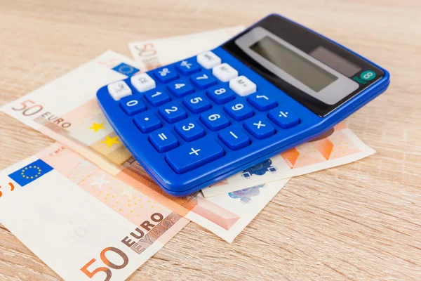 Calculatrice sur l'Euro. Concept comptable. Économiser de l'argent — Photo