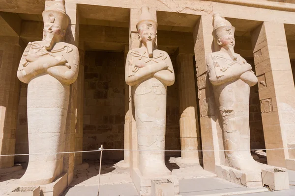 Der Tempel der Hatschepsut in der Nähe von Luxor in Ägypten. Statuen an der Fassade — Stockfoto