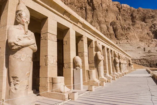 O templo de Hatshepsut perto de Luxor, no Egito. Estátuas na fachada — Fotografia de Stock