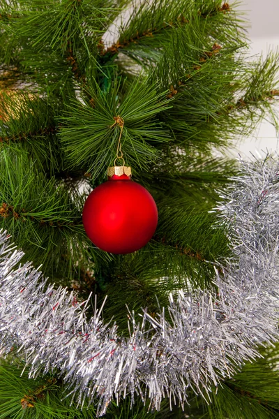 Рождественская концепция с безделушками. Рождественский мяч — стоковое фото