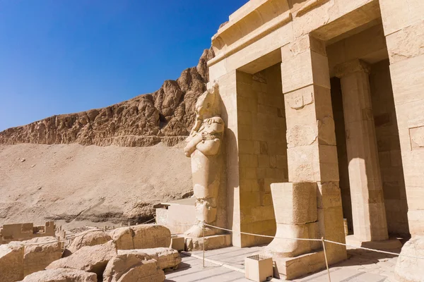 Der Tempel der Hatschepsut in der Nähe von Luxor in Ägypten. Statuen an der Fassade — Stockfoto