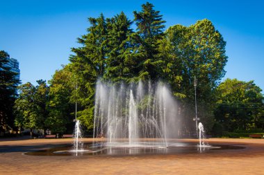 Sochi, Rusya - Su çeşmesi. Navaginskaya Caddesi 'nden görünüm