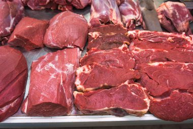 Süpermarkette çeşitli et çeşitleri. Dükkanda et