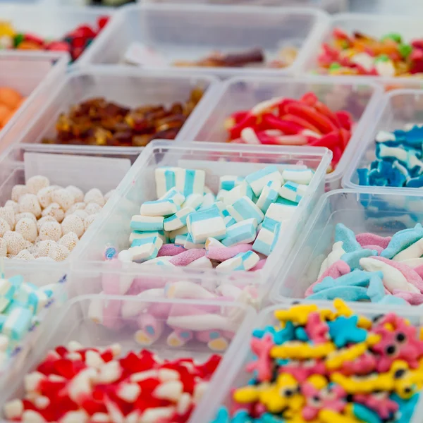 Diverse godis på en marknad. färgglada godis och gelé — Stockfoto